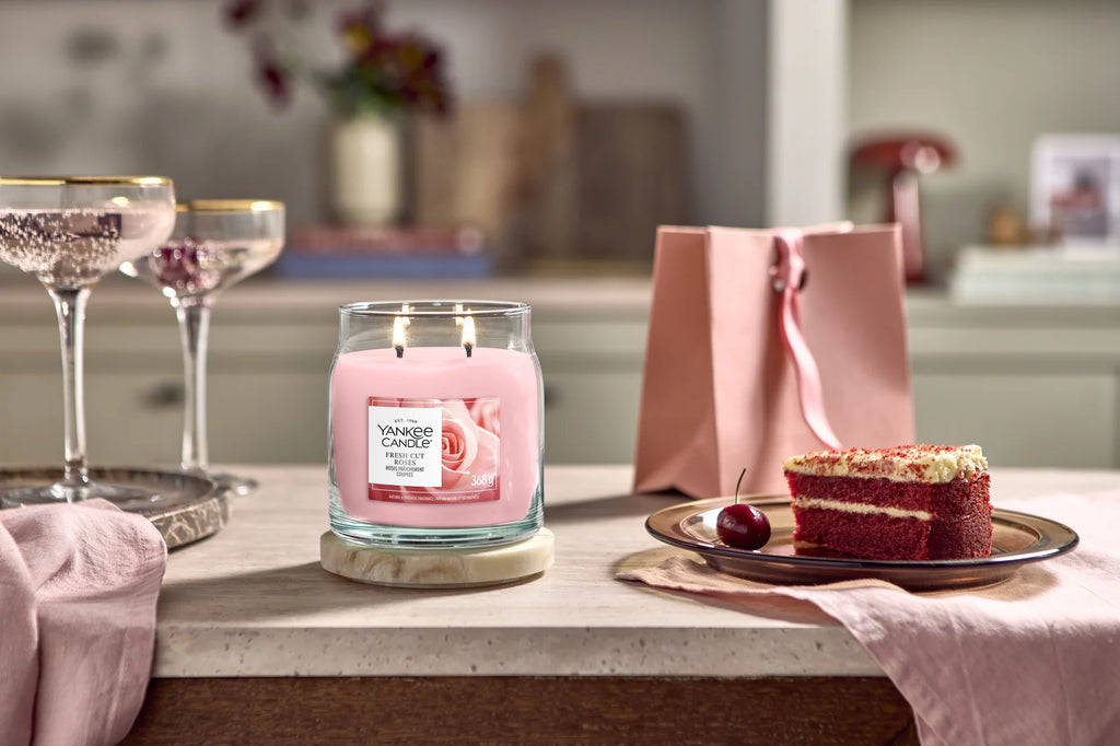 Yankee Candle - Fresh Cut Roses - Medium Jar
